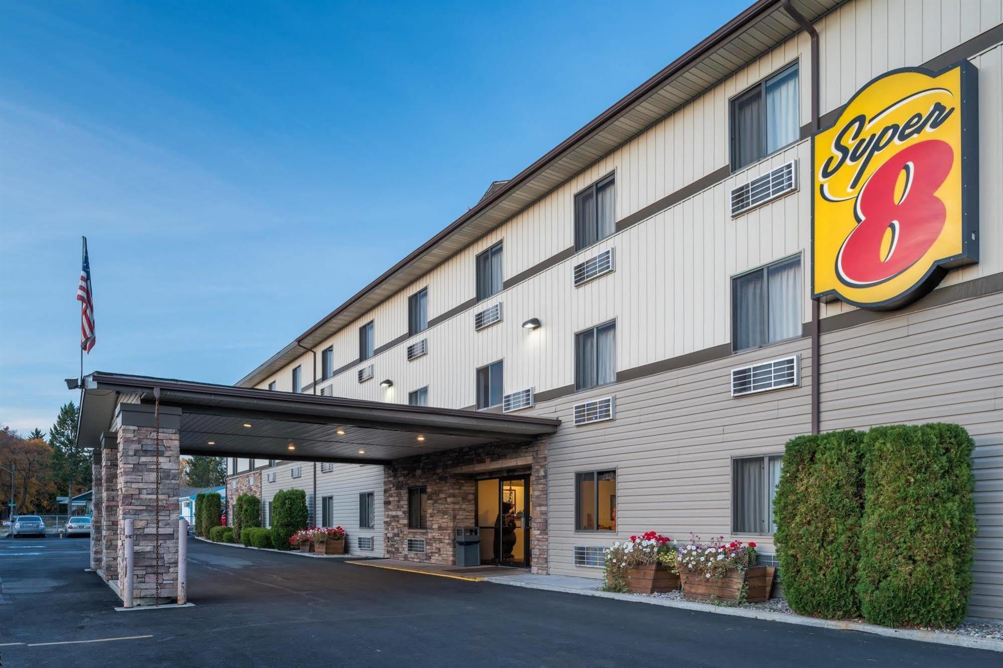 Super 8 By Wyndham Kalispell Glacier National Park Exterior photo